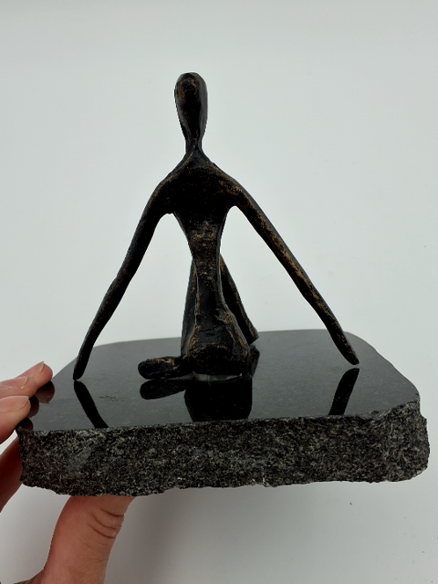 Yoga dame på granit plade